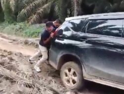 Daud Yordan Anggota DPD RI Dapil Kalbar Ikut Dorong Mobil Amblas
