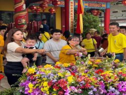 Peringatan Waisak di Wihara Vihara Vajra Bumi Kertayuga Berlangsung Khidmat, Umat Antusias Mandikan Rupang