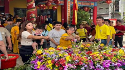 Peringatan Waisak di Wihara Vihara Vajra Bumi Kertayuga Berlangsung Khidmat, Umat Antusias Mandikan Rupang