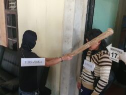 Pelaku Peragakan Pukul Korban Dalam Rekonstruksi Kasus Pencurian Berujung Pembunuhan