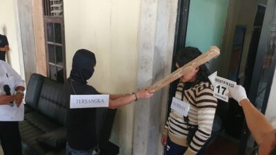 Pelaku Peragakan Pukul Korban Dalam Rekonstruksi Kasus Pencurian Berujung Pembunuhan