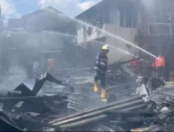 Kerumunan Warga Hambat Pemadaman Kebakaran di Beting Pontianak