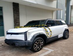 Sebuah Mobil Mewah Tabrak Sepuluh Motor di Area Parkir Perdana Square