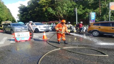 Tumpahan Oli di Bundaran Untan Pontianak Sebabkan Empat Motor Tergelincir