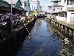 Bersihkan Parit Tokaya dari Sampah, Edi Ajak Warga Peduli Lingkungan