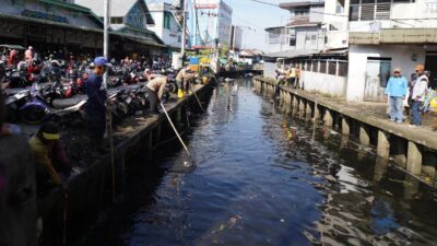 Bersihkan Parit Tokaya dari Sampah, Edi Ajak Warga Peduli Lingkungan