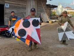 Satpol PP Tertibkan Puluhan Layangan di Pontianak Barat