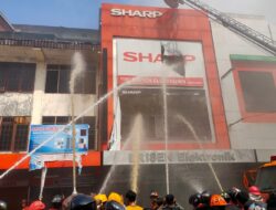 Si Jago Merah Lahap Toko Elektronik di Jalan Nusa Indah Tiga Pontianak
