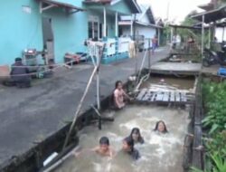 Warga MCK Gunakan Air Parit, Layanan PDAM Pontianak Mandek Dua Bulan