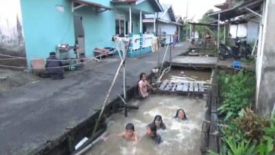 Warga MCK Gunakan Air Parit, Layanan PDAM Pontianak Mandek Dua Bulan
