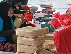 Ratusan Paket Daging Kurban Dibagikan Gunakan Besek