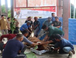 Polres Sambas Sembelih dan Distribusikan Hewan Kurban