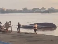 Kapal Wisata Tepian Seng Hei Pontianak Tenggelam