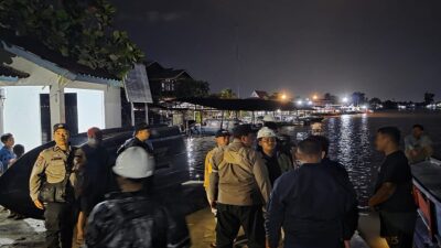 Cuaca Buruk, Tongkang Lepas Kendali dan Hantam Dermaga SAR serta Enam Speed Boat