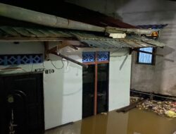 Diduga Karena Abrasi, Sebuah Rumah Ambruk di Jalan Adisucipto Pontianak