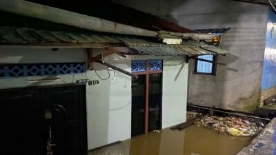 Diduga Karena Abrasi, Sebuah Rumah Ambruk di Jalan Adisucipto Pontianak