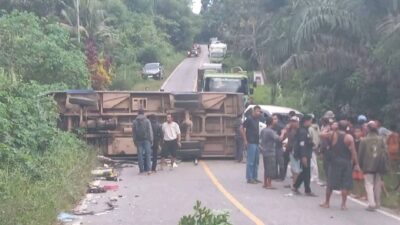 Bus Terguling di Simpang Hulu Ketapang, Dua Penumpang Tewas di Tempat