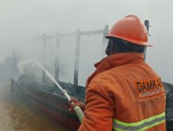Kapal Barang Terbakar di Pelabuhan Seng Hie Pontianak