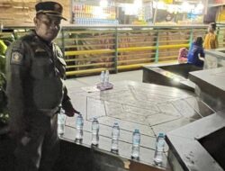 Satpol PP Tertibkan PKL yang Gunakan Kursi di Waterfront Sungai Kapuas