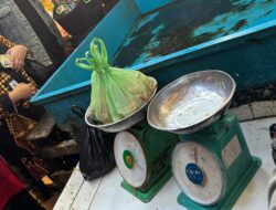 Oknum Pedagang Pasar Flamboyan Kepergok Curangi Timbangan Dengan Selisih Hingga 1,5 Kg
