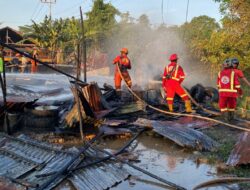Kios Tambal Ban Terbakar di Kubu Raya, Truk Tangki Nyaris Ikut Ludes