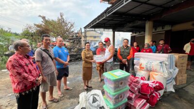 Warga Ngabang Kehilangan Rumah dan Harta Benda Akibat Kebakaran, Bantuan Darurat Mulai Disalurkan