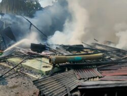 Tiga Rumah Terbakar di Jalan Paris Dua Pontianak