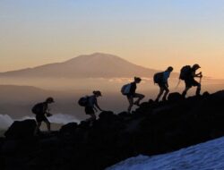 Jalur Pendakian Gunung Semeru Ditutup Sementara 17–26 Agustus 2025 untuk Hormati Hari Raya Karo Suku Tengger