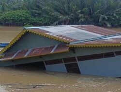 Rumah Warga di Mempawah Ambruk ke Sungai, Pemilik Sudah Rasakan Firasat Buruk