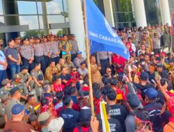 Ratusan Masa Geruduk Kantor Gubernur, Tolak Transmigrasi Masuk Kalbar