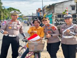 Sambut Hari Kemerdekaan RI ke-80, Polres Bengkayang Bagikan Ratusan Bendera Merah Putih