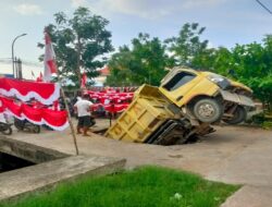 Truk Bermuatan Tanah Terperosok di Jembatan Sungai Raya Dalam