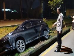 Diduga Sopir Mengantuk, Mobil Minibus Tabrak Trotoar dan Masuk ke Parit di Jalan Arteri Supadio