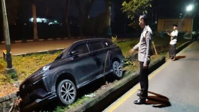Diduga Sopir Mengantuk, Mobil Minibus Tabrak Trotoar dan Masuk ke Parit di Jalan Arteri Supadio