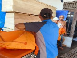 Dinsos Pontianak Lakukan Pemulasaraan Jenazah yang Ditemukan Meninggal di Gudang Kayu Bekas Pal Lima