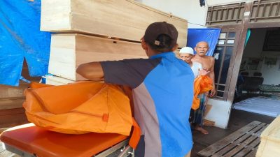Dinsos Pontianak Lakukan Pemulasaraan Jenazah yang Ditemukan Meninggal di Gudang Kayu Bekas Pal Lima