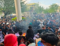 Ratusan Mahasiswa Kepung DPRD Kalbar, Tuntut Penghapusan Tunjangan DPR dan Pengesahan UU Perampasan Aset