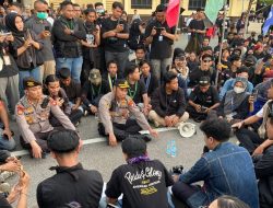 Mahasiswa Bacakan ‘Putusan Mahkamah Rakyat’ Tuntut Kapolda Kalbar dan Kapolresta Pontianak Dicopot