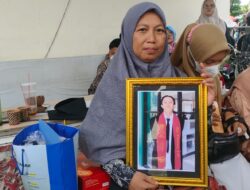 Sang Ibu Gantikan Mendiang Rio Fanderi di Wisuda IAIN Pontianak