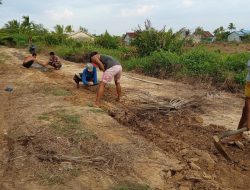 Puluhan Tahun Akses Jalan Rusak, Warga Tanggul Laut Kubu Raya Terpaksa Urunan Bangun Jalan
