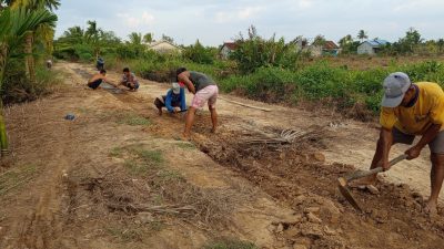 Puluhan Tahun Akses Jalan Rusak, Warga Tanggul Laut Kubu Raya Terpaksa Urunan Bangun Jalan