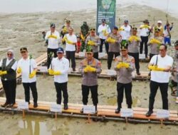 Dukung Rehabilitasi Ekosistem Pesisir, Kapolri dan Menteri LHK Tanam Mangrove di Mempawah