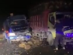 Diduga Mengantuk, Sopir Mobil Tangki Tabrak Truk Pengangkut Sawit di Jalan Raya Sungai Duri – Singkawang