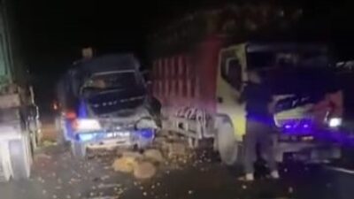 Diduga Mengantuk, Sopir Mobil Tangki Tabrak Truk Pengangkut Sawit di Jalan Raya Sungai Duri – Singkawang