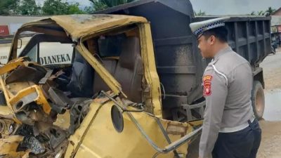 Dump Truk dan Mobil Box Terlibat Adu Banteng di Jalan Trans Kalimantan, Dua Korban Alami Luka serius