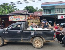 Urai Kemacetan, Polantas Polres Bengkayang Dorong Mobil Mogok di Jalan Raya Sanggau Ledo