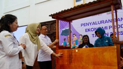 Perkuat Ekonomi Berbasis Masyarakat, Pemkot Pontianak Salurkan Bantuan UEP