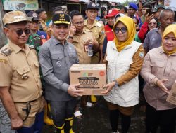 Tinjau Lokasi Banjir di Pontianak, Ria Norsan Pastikan Bantuan Diterima Secara Adil