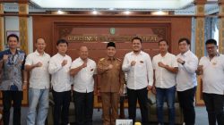Gubernur Kalimantan Barat Ria Norsan bersama pengurus Asosiasi Penangkar dan Pedagang Siluk (APPS).