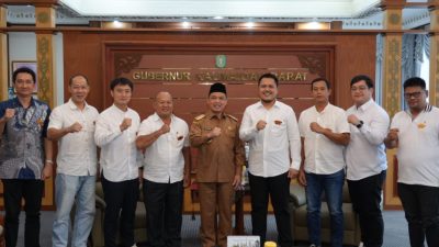 Gubernur Kalimantan Barat Ria Norsan bersama pengurus Asosiasi Penangkar dan Pedagang Siluk (APPS).